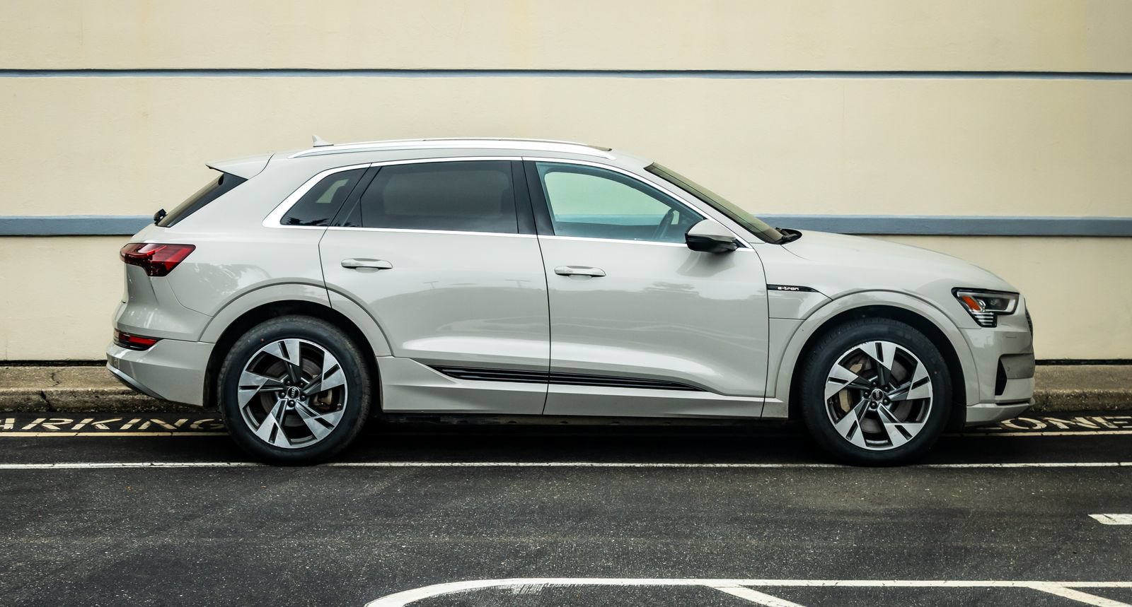 Used 2022 Audi e-tron Premium AWD/4WD image 9