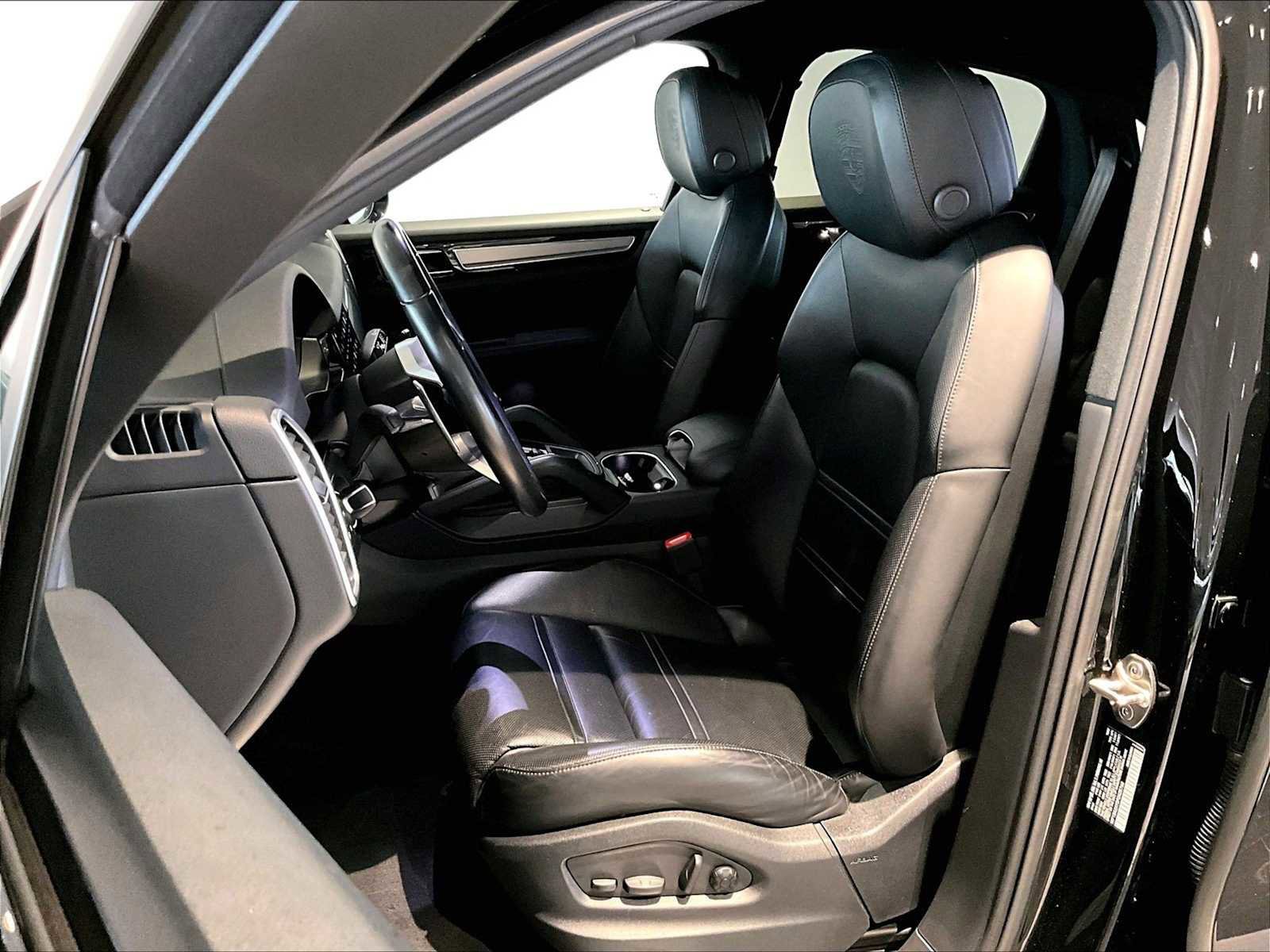 Used 2023 Porsche Cayenne Platinum Edition image 8