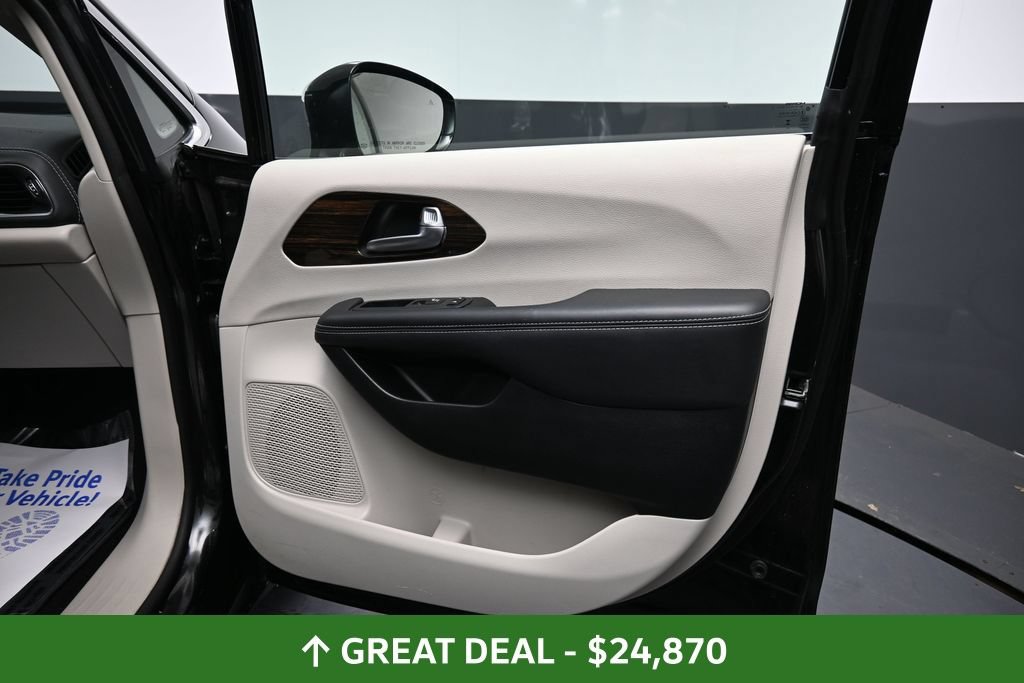 Used 2023 Chrysler Pacifica Limited FWD image 21