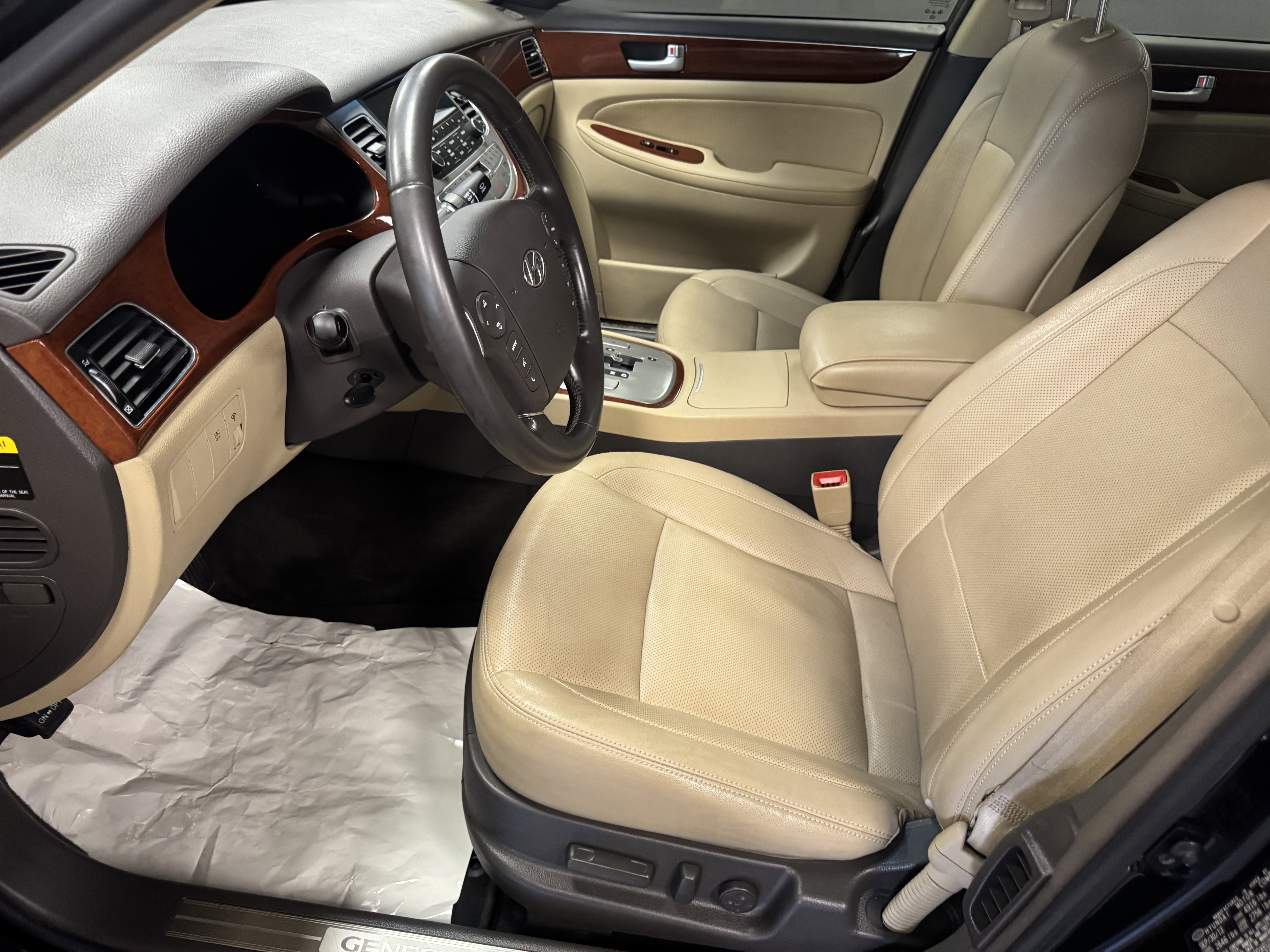 Used 2014 Hyundai Genesis 3.8 image 12