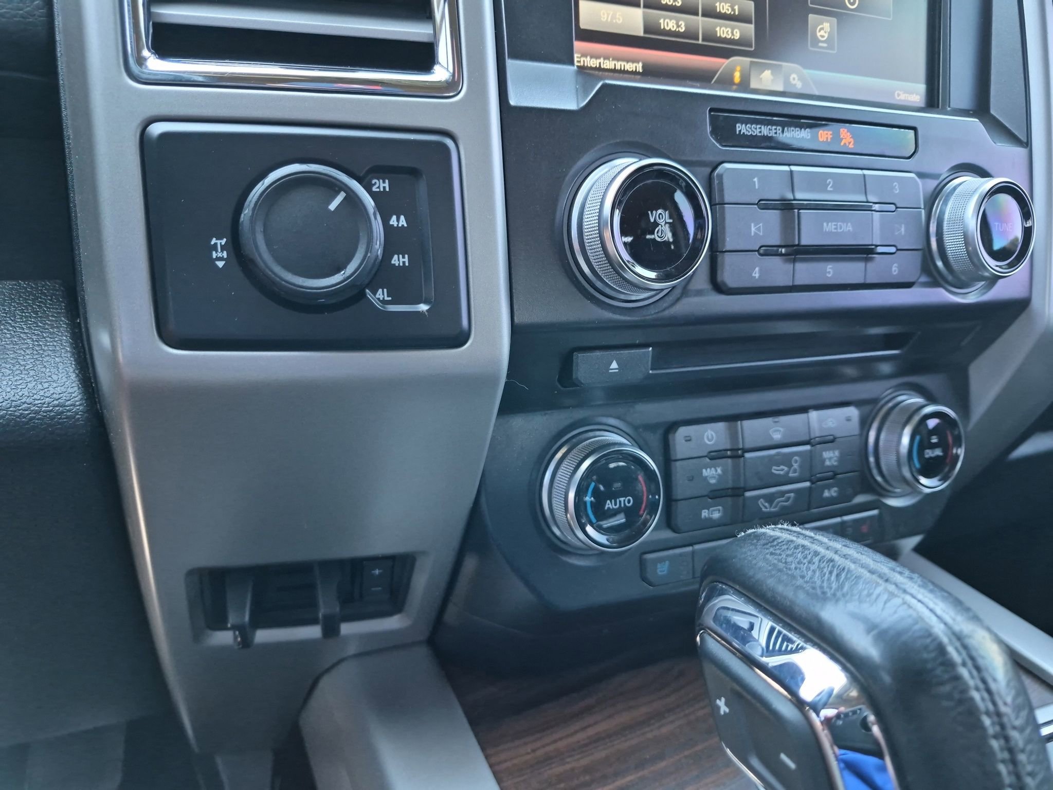 Used 2015 Ford F150 Lariat w/ Equipment Group 502A Luxury AWD/4WD image 21