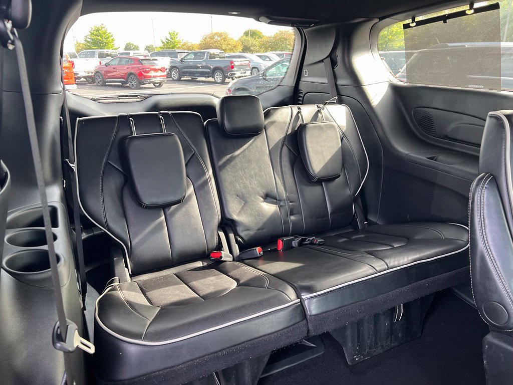 Used 2025 Chrysler Pacifica Limited FWD image 11