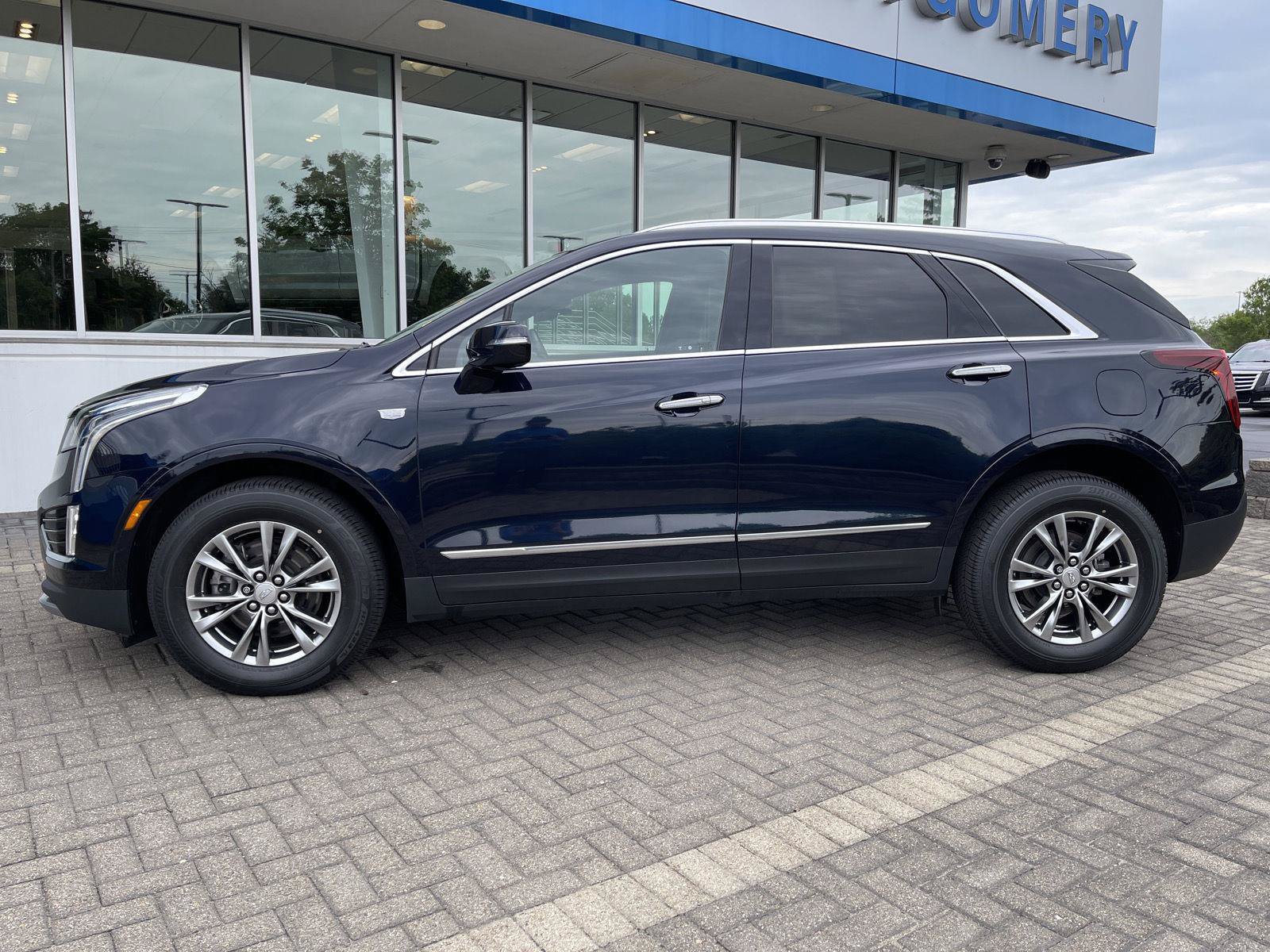 Used 2021 Cadillac XT5 Premium Luxury w/ LPO, Floor Liner Package AWD/4WD image 2