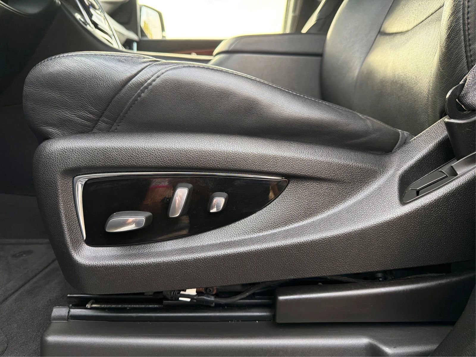 Used 2016 Cadillac Escalade Luxury image 19