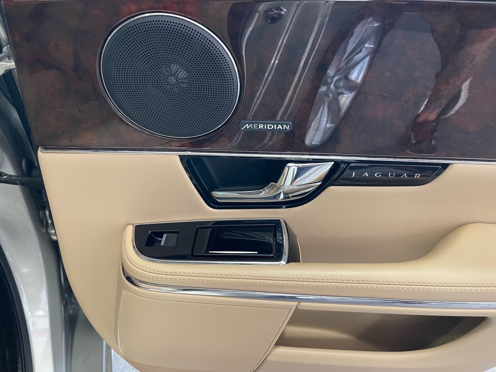 Used 2013 Jaguar XJ RWD image 43
