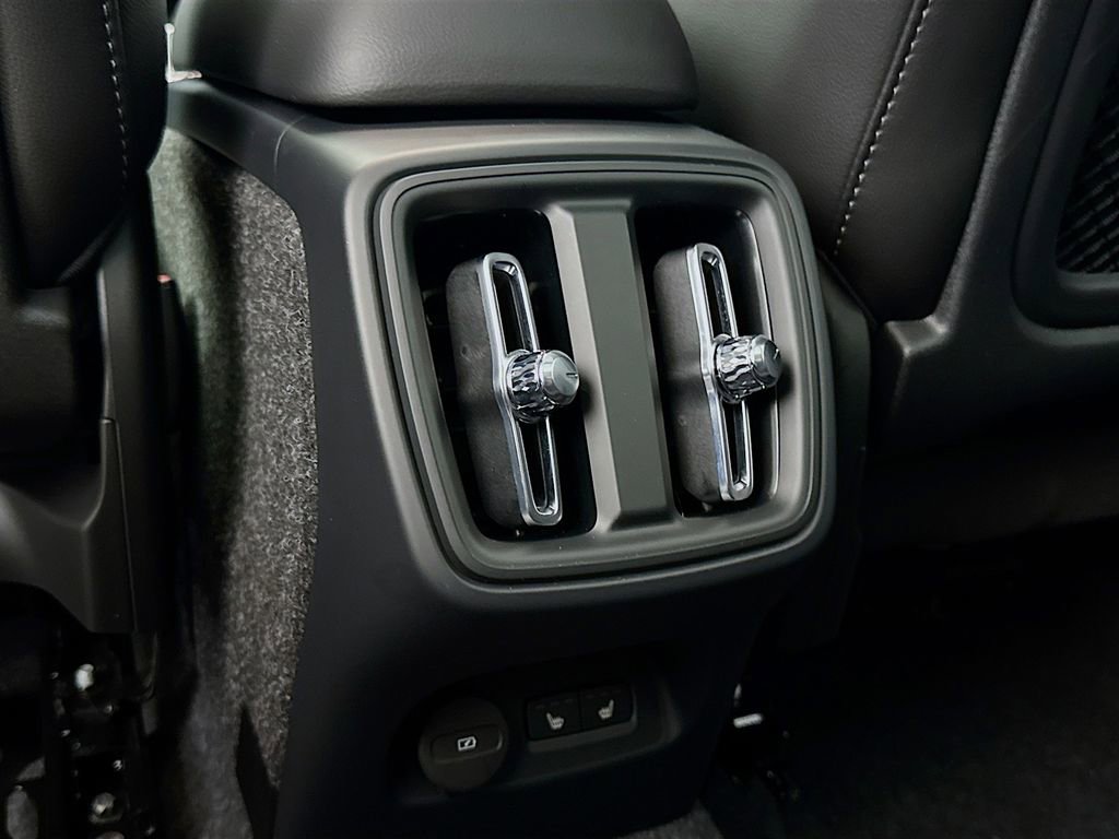 Used 2025 Volvo XC40 B5 Plus image 27