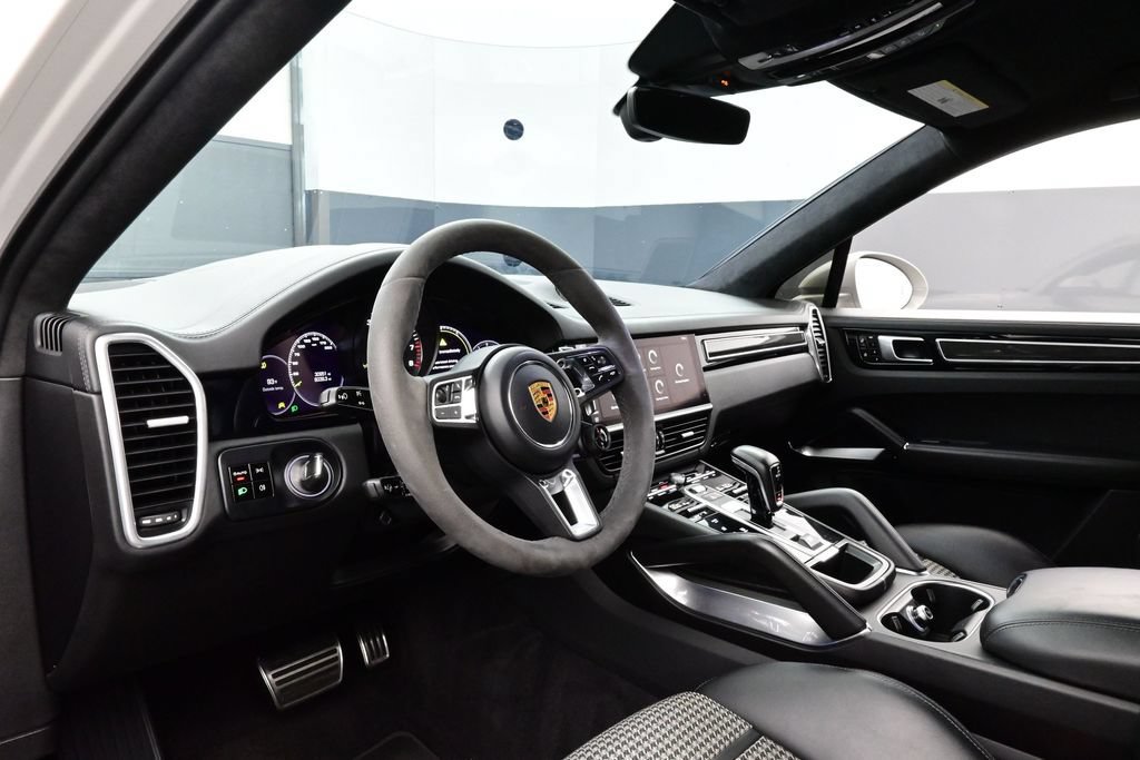 Certified 2021 Porsche Cayenne Turbo S w/ Lightweight Sport Package AWD/4WD image 4