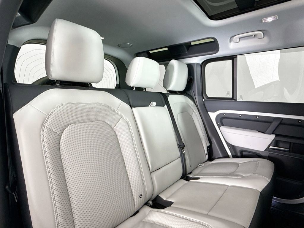 Used 2025 Land Rover Defender 110 X-Dynamic SE image 15