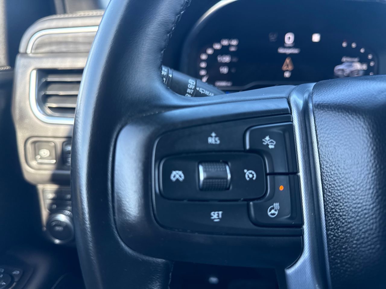 Used 2023 GMC Yukon SLT image 29