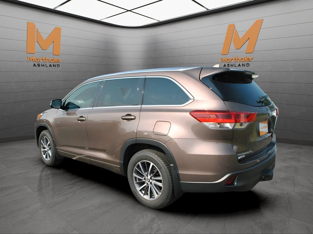 Used 2017 Toyota Highlander XLE AWD/4WD image 2