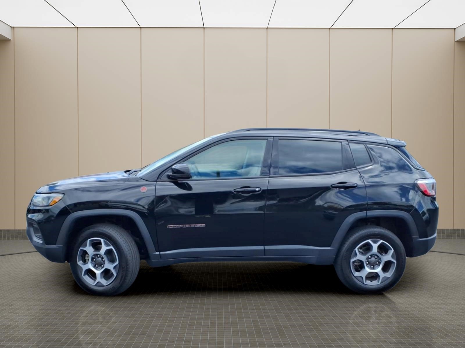 Used 2022 Jeep Compass Trailhawk w/ Trailhawk Convenience Group AWD/4WD image 11