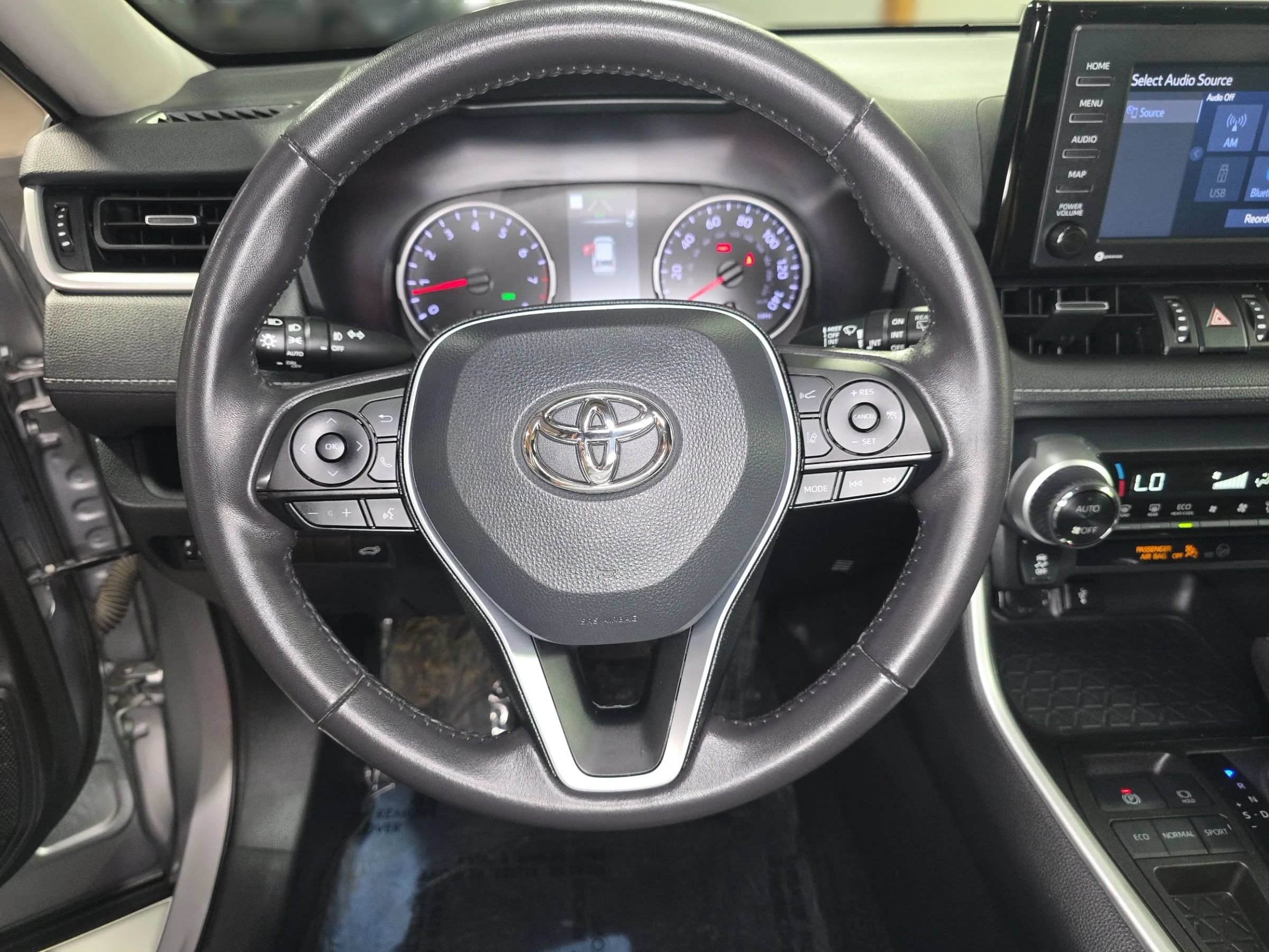 Used 2022 Toyota RAV4 XLE Premium FWD image 30