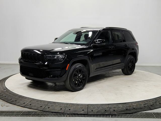 Used 2024 Jeep Grand Cherokee Altitude image 3