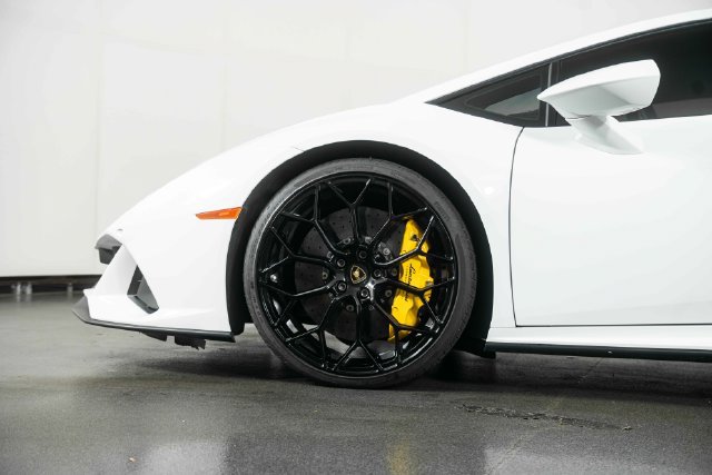 Used 2020 Lamborghini Huracan EVO RWD image 11