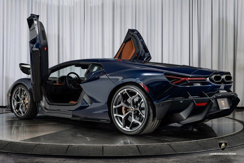 Used 2025 Lamborghini Revuelto image 14