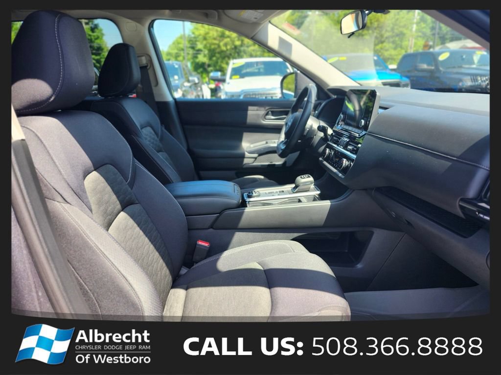 Used 2024 Nissan Pathfinder SV w/ SV Premium Package AWD/4WD image 11