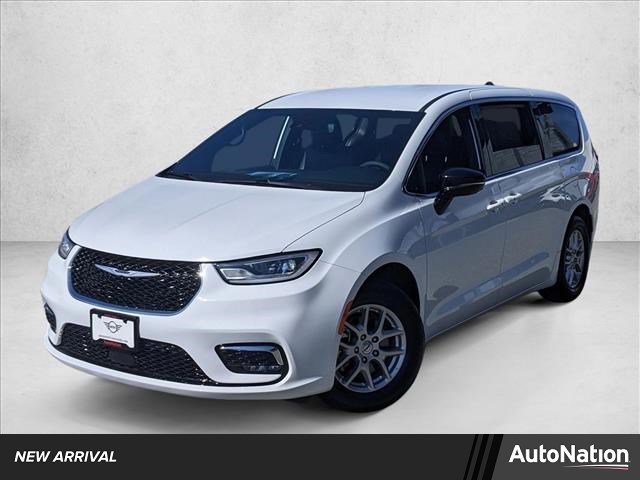 Used 2025 Chrysler Pacifica Select