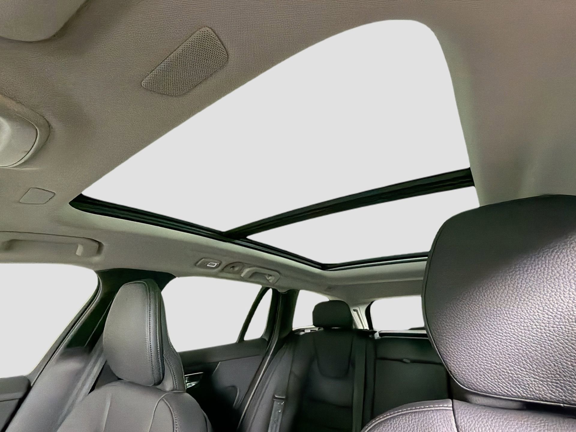 New 2026 Volvo V60 B5 Cross Country Plus w/ Protection Package Premier image 20