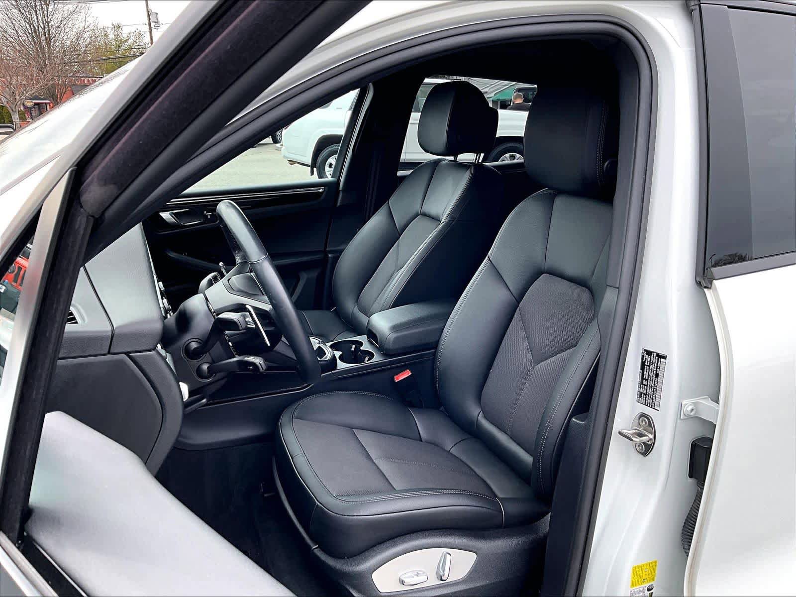 Used 2023 Porsche Macan Turbo image 10