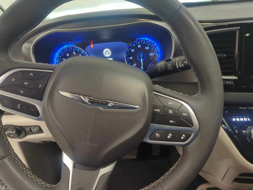 Used 2024 Chrysler Pacifica Touring-L image 16