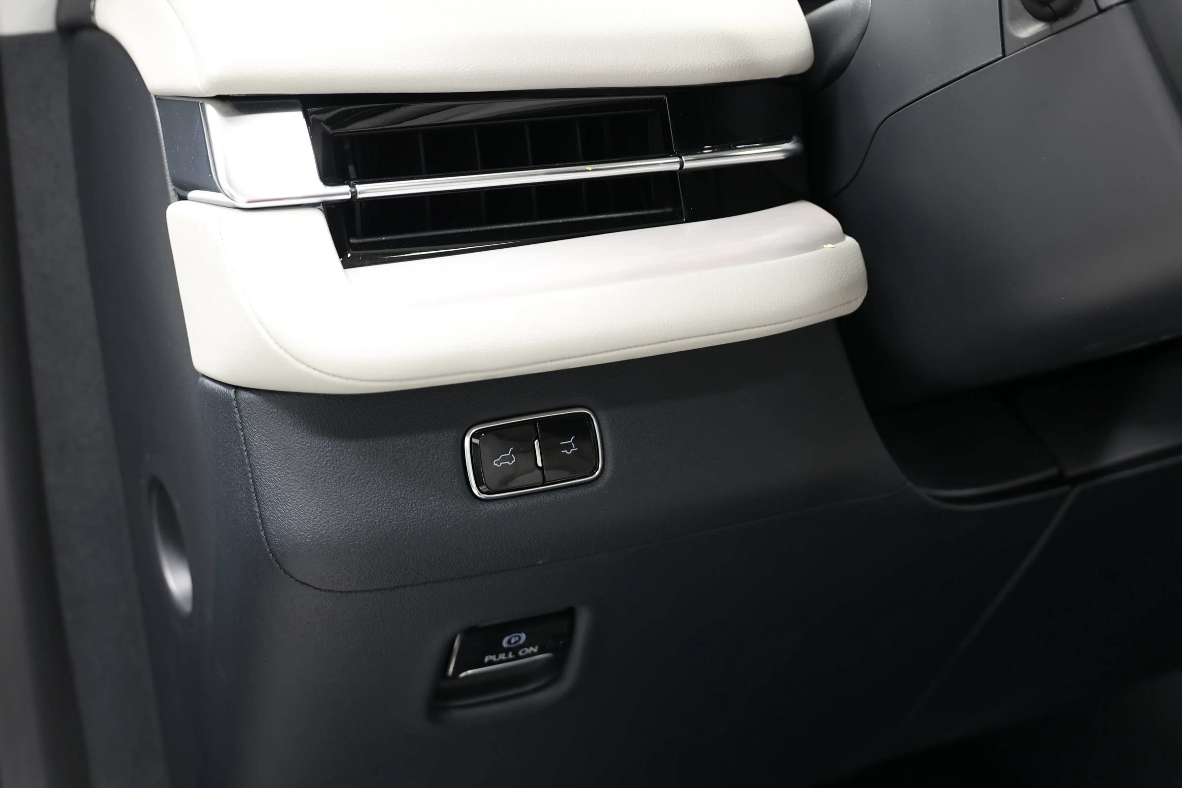 Used 2025 Lincoln Navigator Reserve AWD/4WD image 22