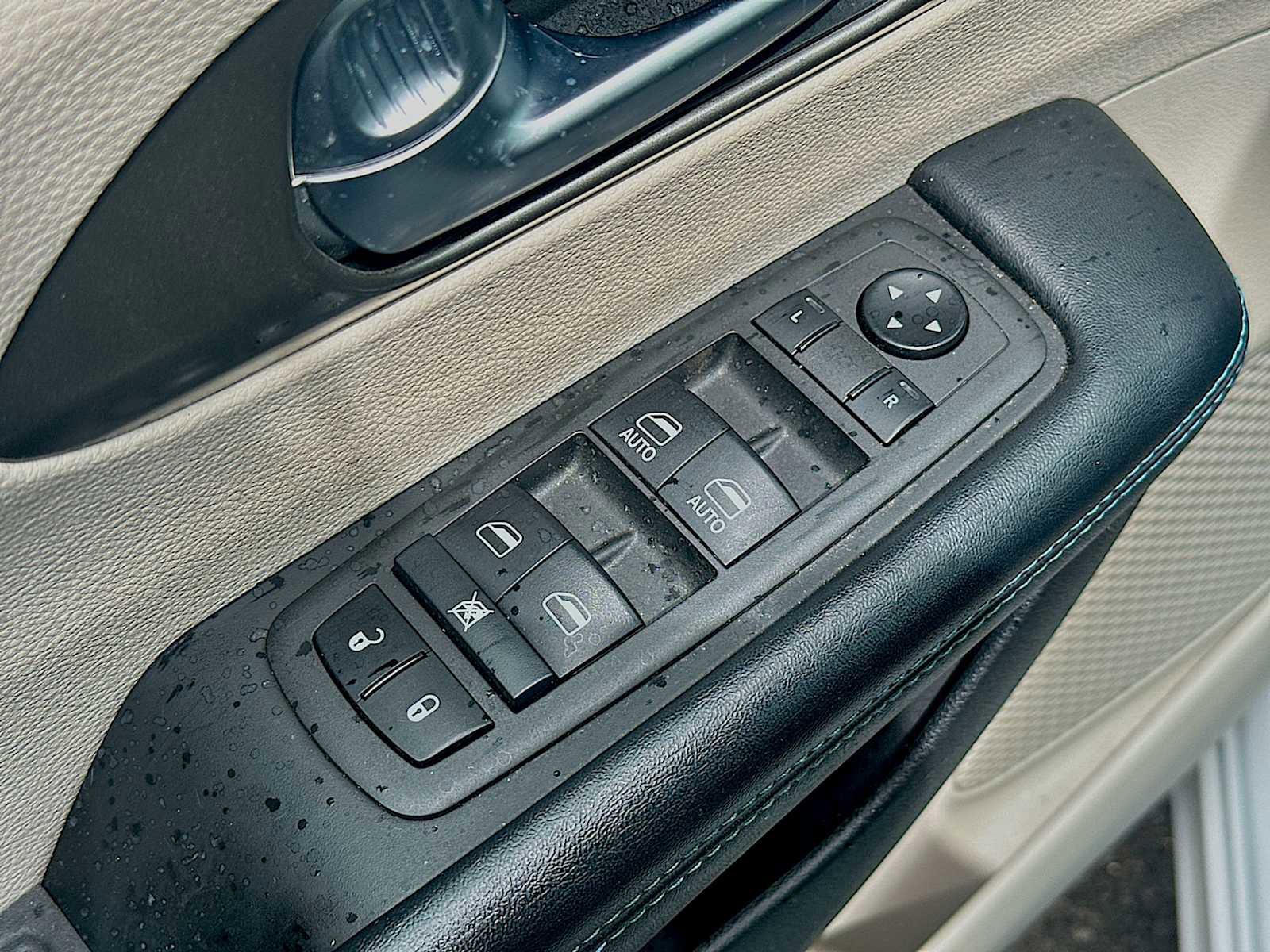 Used 2021 Chrysler Pacifica Touring-L FWD image 9