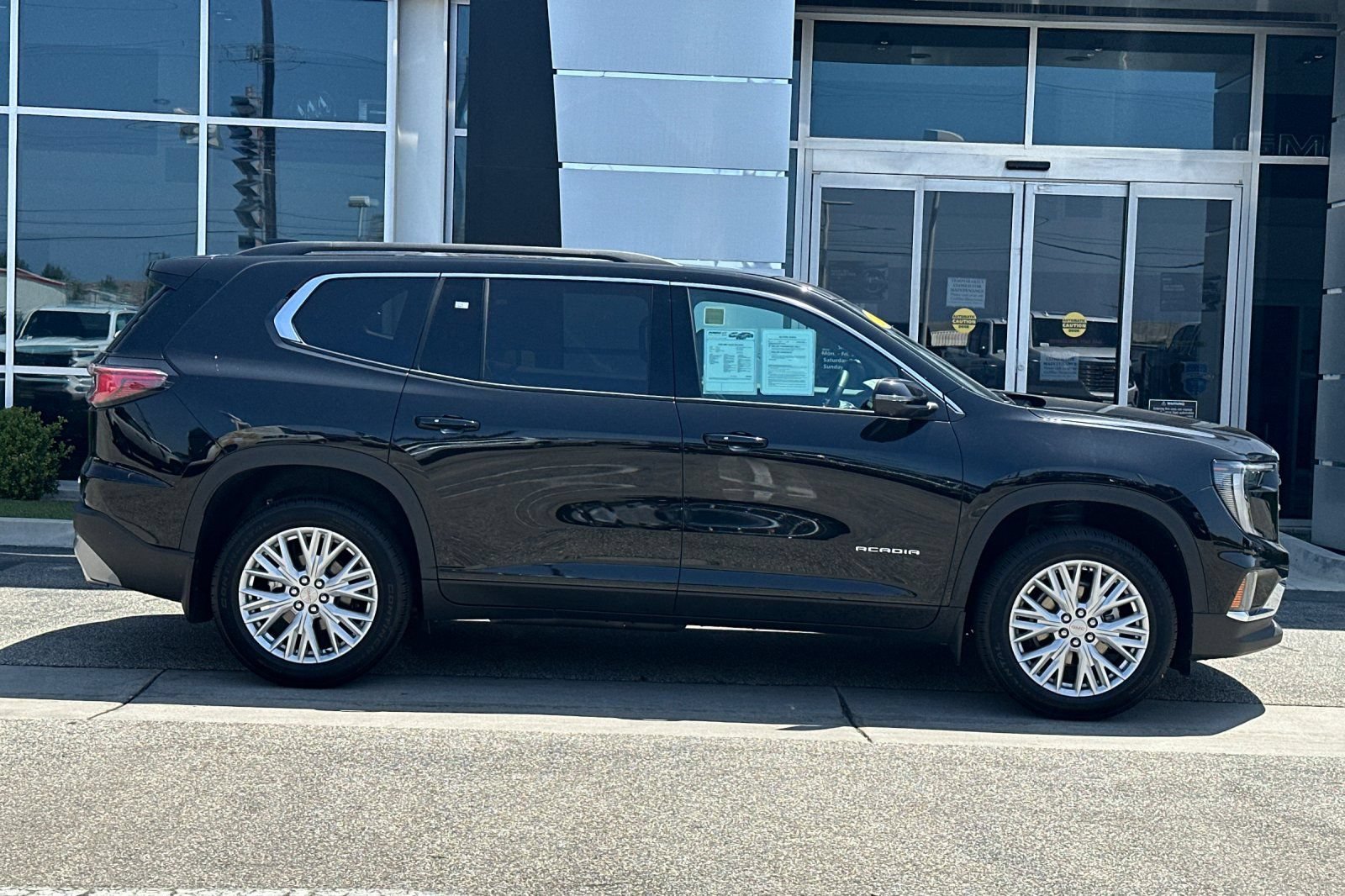 Used 2026 GMC Acadia Elevation w/ Elevation Premium Package FWD image 3