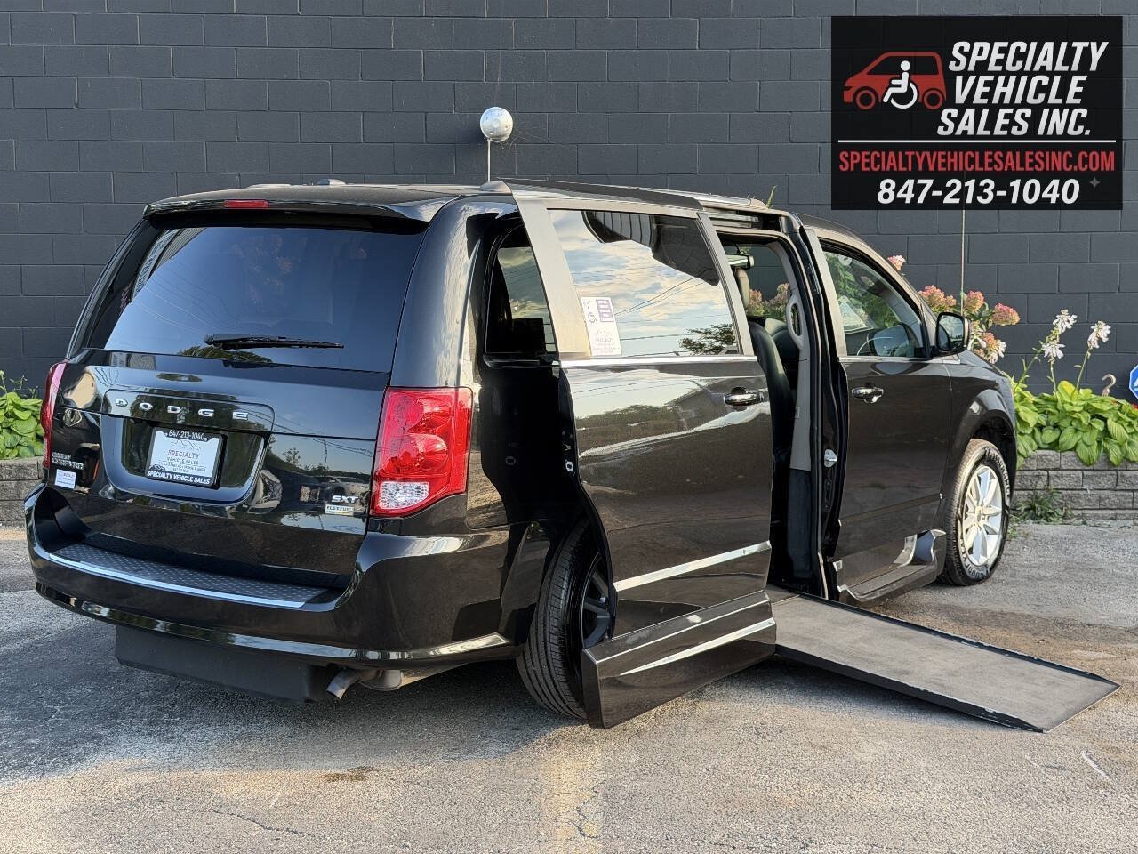 Used 2018 Dodge Grand Caravan SXT FWD image 1