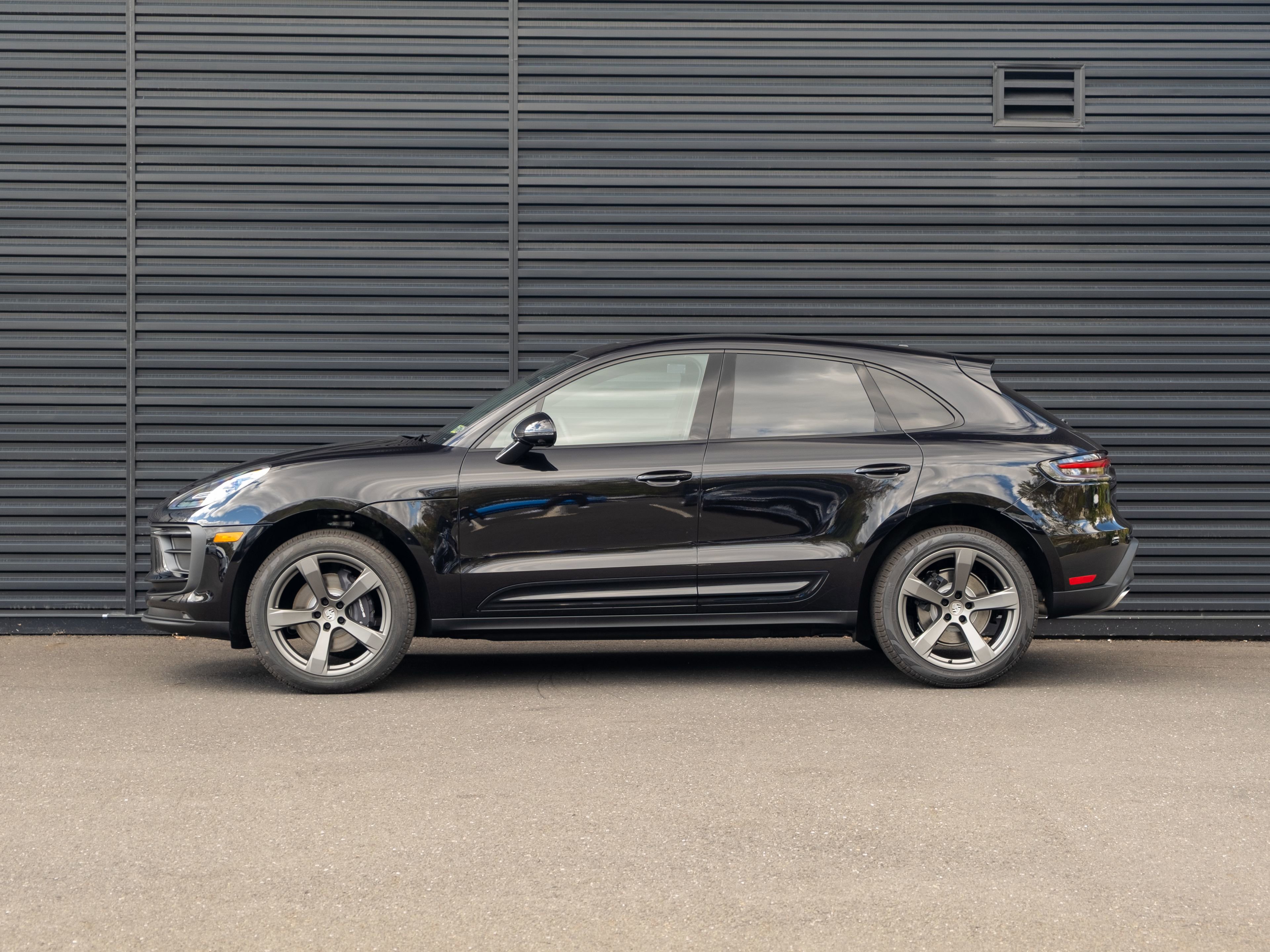 Certified 2026 Porsche Macan AWD/4WD image 2