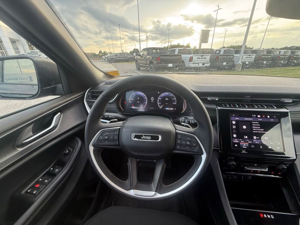 Used 2024 Jeep Grand Cherokee Laredo X image 14