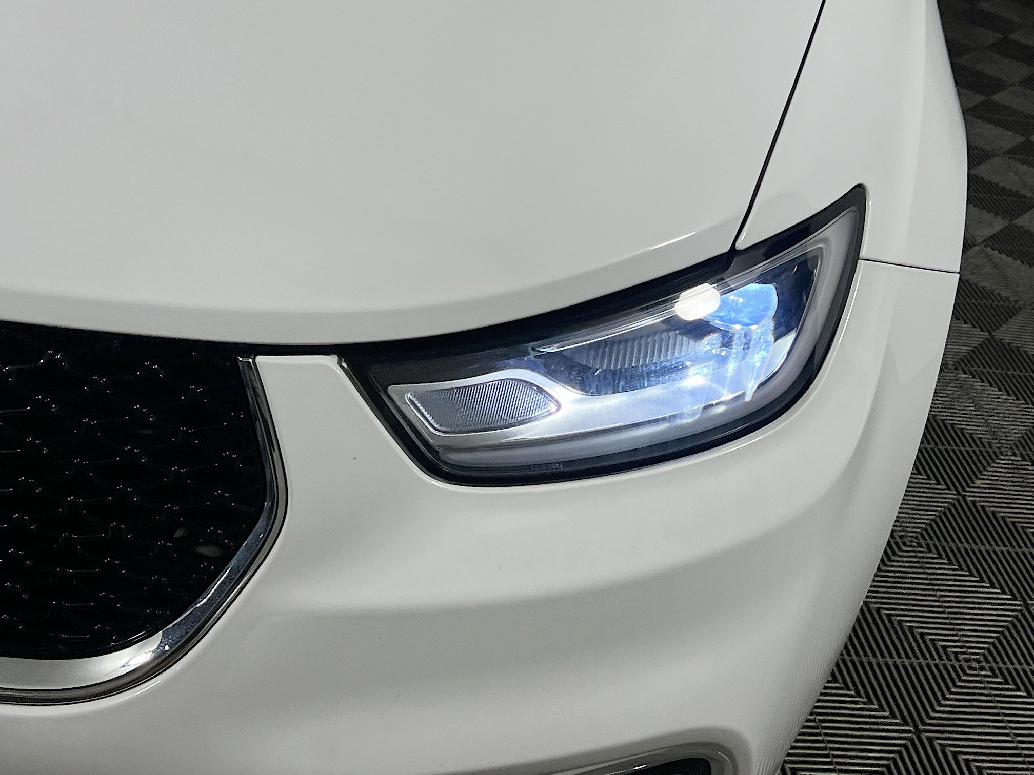 Used 2024 Chrysler Pacifica Touring-L image 11