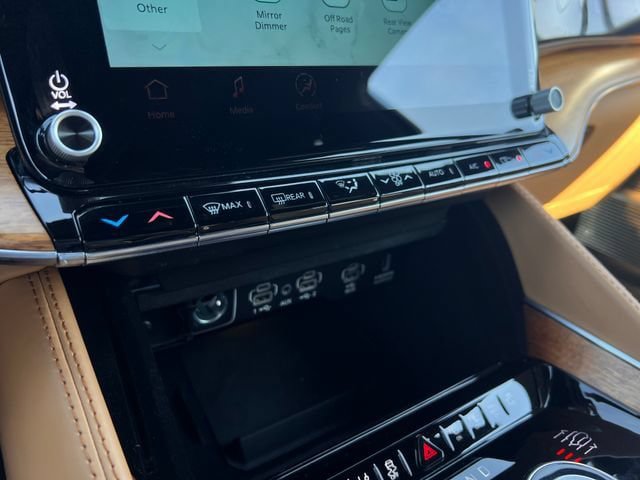 Used 2022 Jeep Grand Wagoneer Series III w/ Rear Seat Video Group 1 AWD/4WD image 25