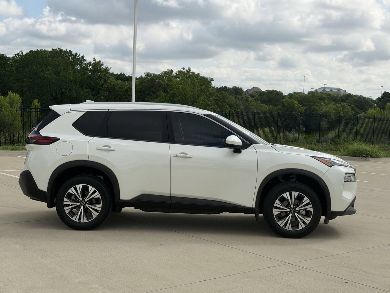 Used 2023 Nissan Rogue SV w/ SV Premium B Package FWD image 2