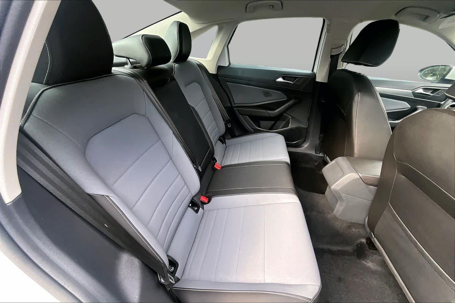 Used 2025 Volkswagen Jetta SE FWD image 19