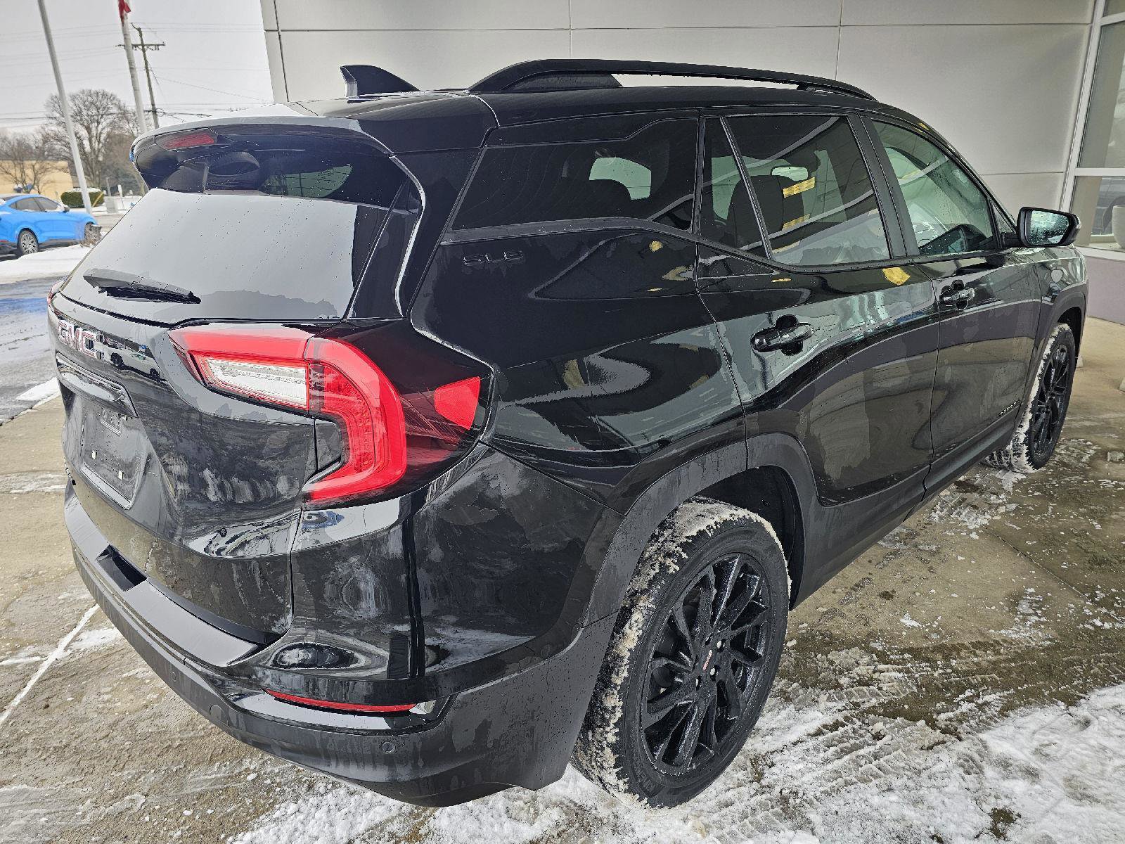 Used 2024 GMC Terrain SLE w/ Driver Convenience Package image 5