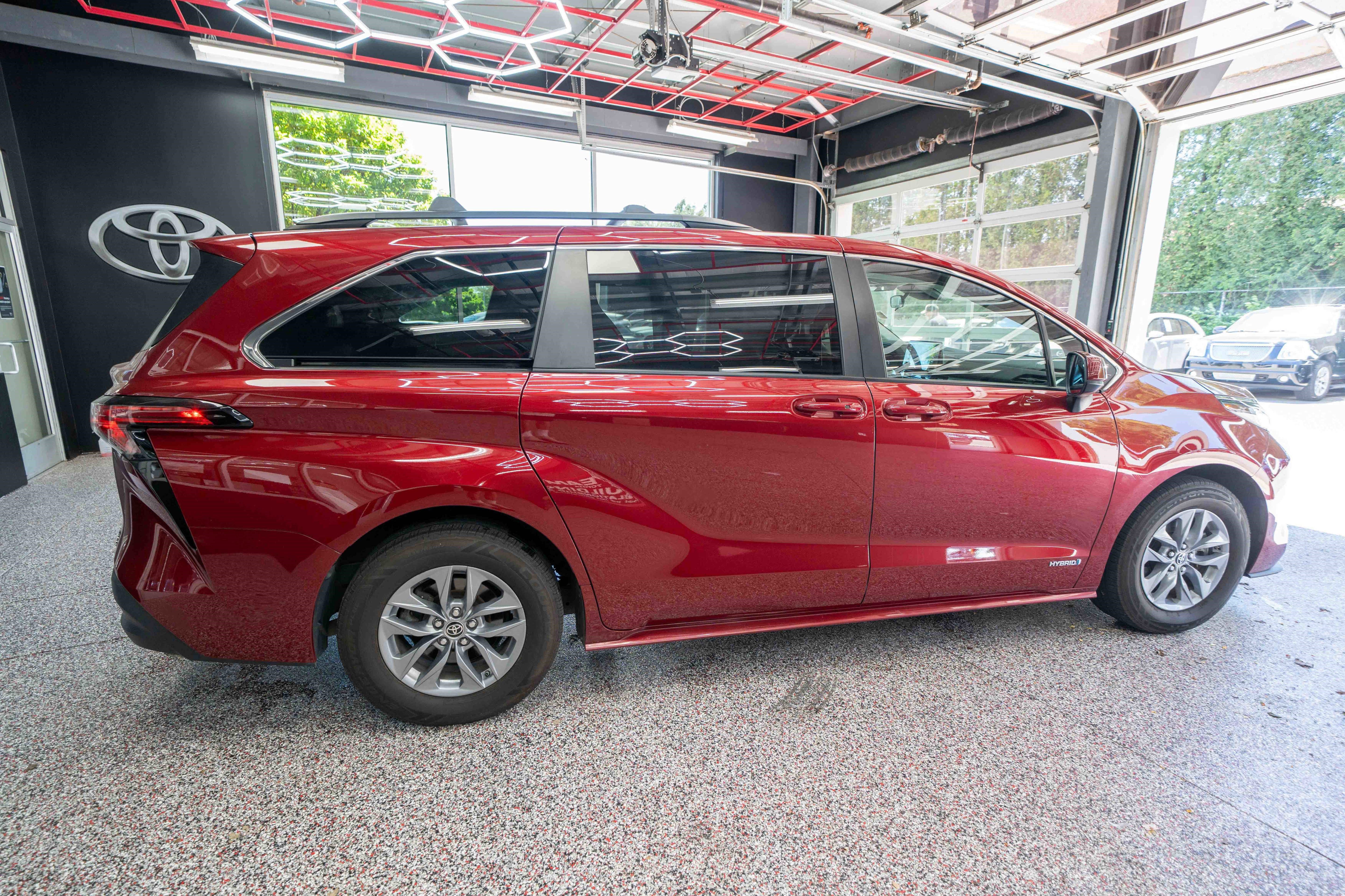 Used 2021 Toyota Sienna LE AWD/4WD image 4