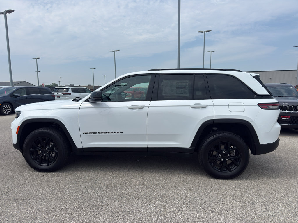 New 2025 Jeep Grand Cherokee Altitude w/ Trailer Tow Package AWD/4WD image 6