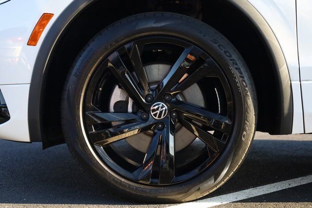 Used 2023 Volkswagen Tiguan SE R-Line image 7