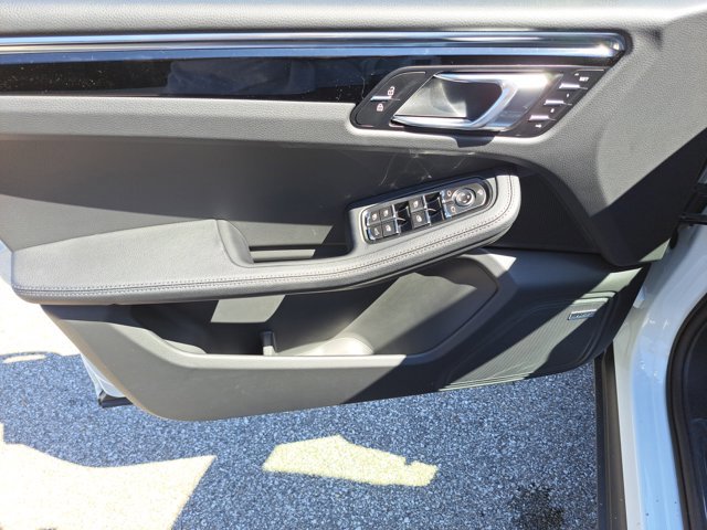 Used 2025 Porsche Macan image 26