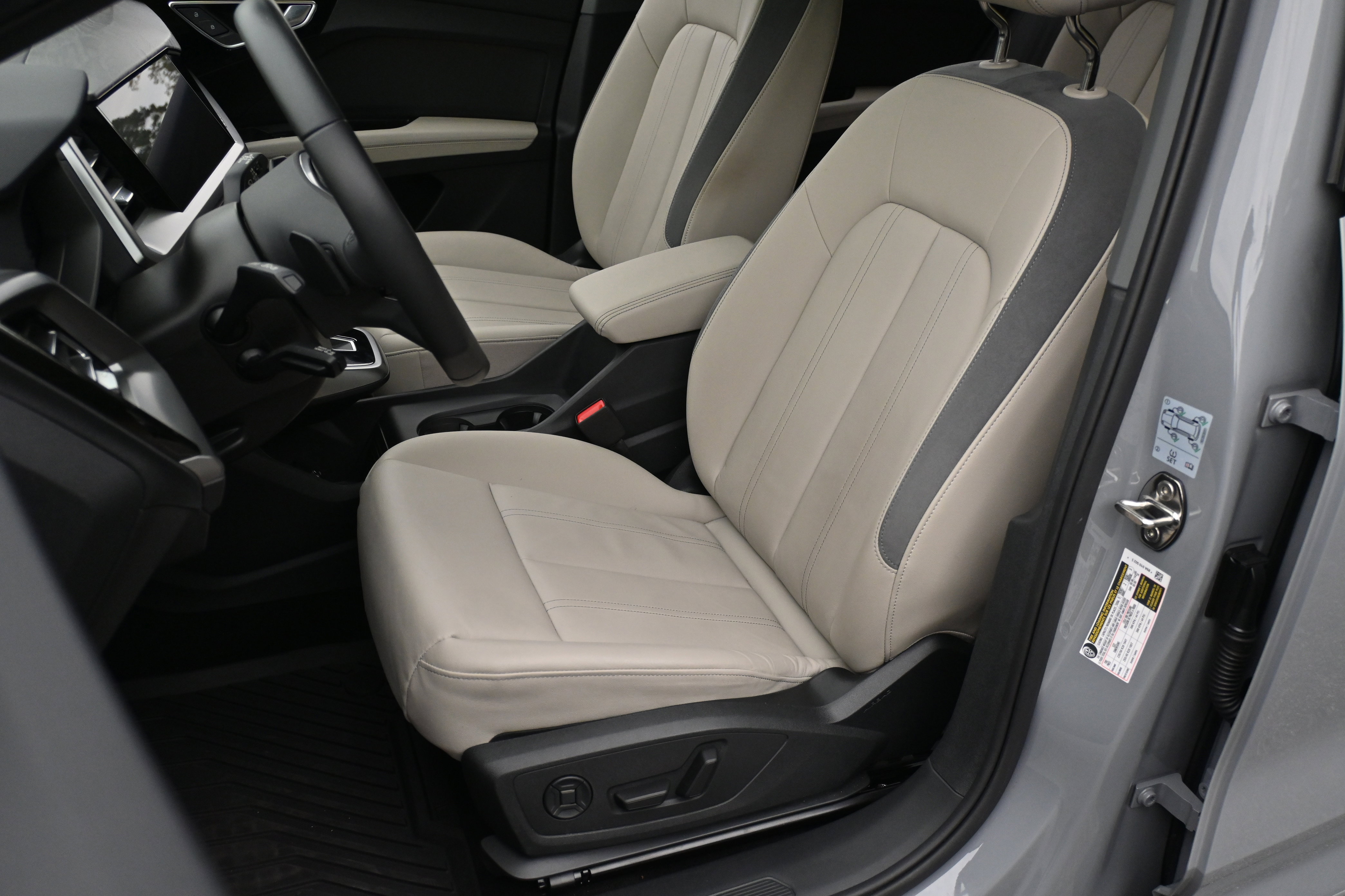 Used 2025 Audi Q4 e-tron Premium Plus image 17
