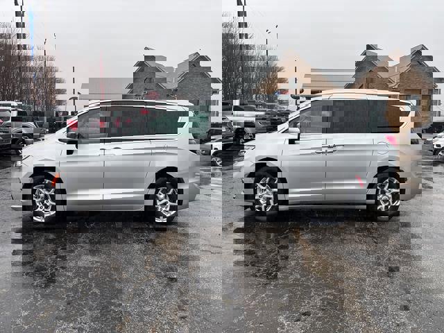 Used 2023 Chrysler Pacifica Touring-L image 4