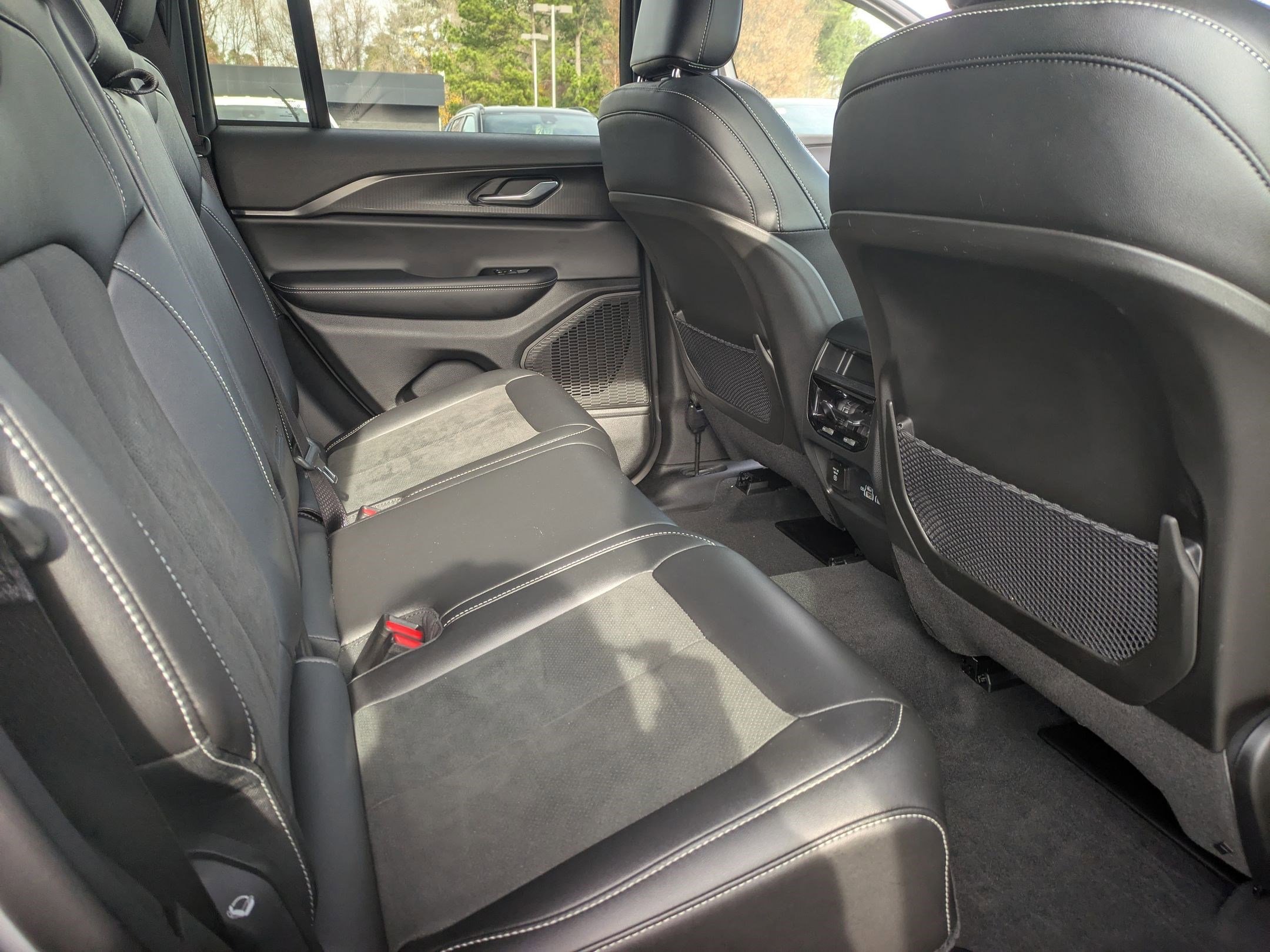 Used 2025 Jeep Grand Cherokee Altitude image 24