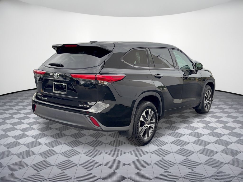 Used 2021 Toyota Highlander XLE AWD/4WD image 9