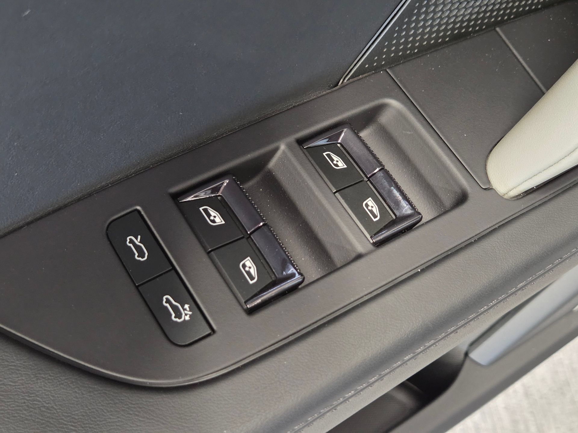 New 2026 Porsche Cayenne Electric AWD/4WD image 14