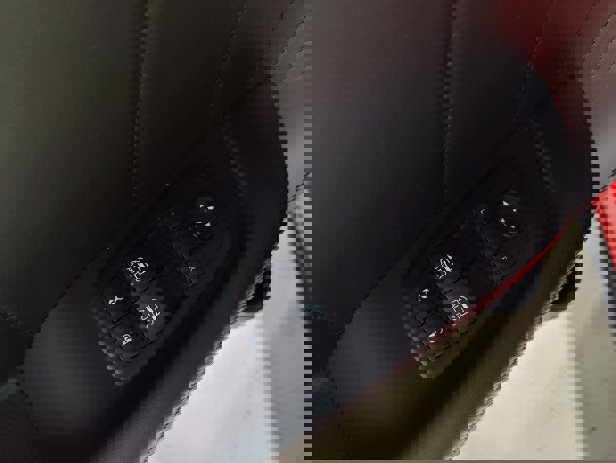 Used 2015 Dodge Challenger R/T Plus image 22