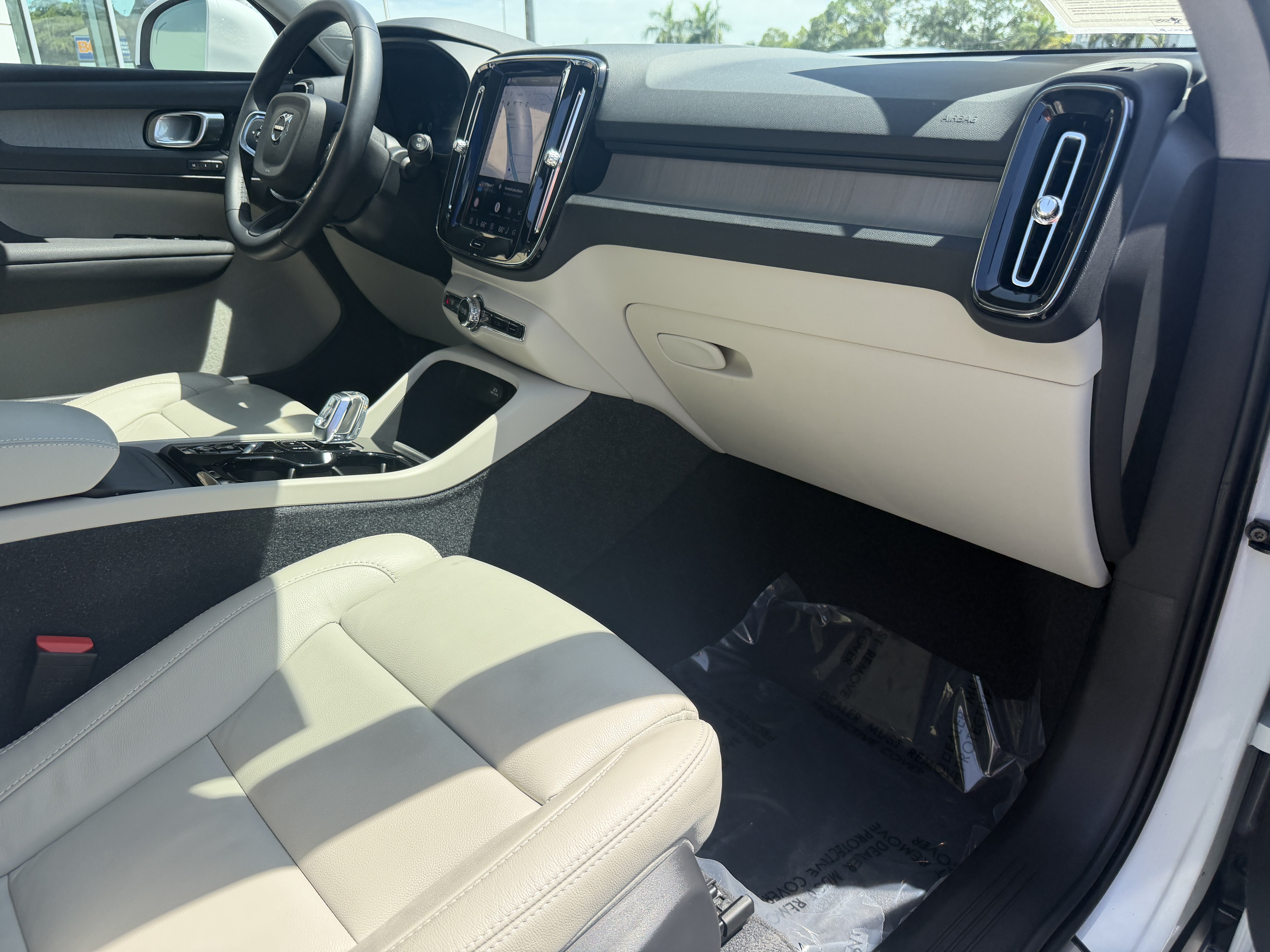 Certified 2023 Volvo XC40 B5 Ultimate w/ Protection Package Premier AWD/4WD image 12