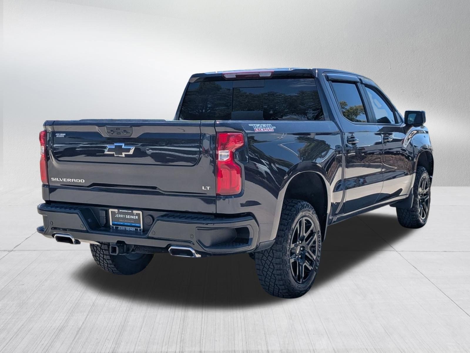 Used 2024 Chevrolet Silverado 1500 LT Trail Boss w/ LT Trail Boss Premium Package AWD/4WD image 5