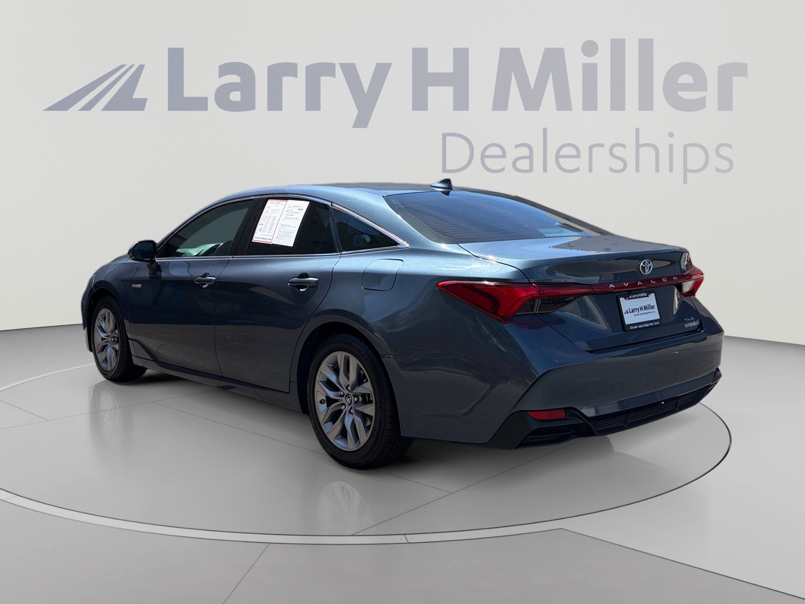 Used 2019 Toyota Avalon XLE w/ Moonroof Package FWD image 3
