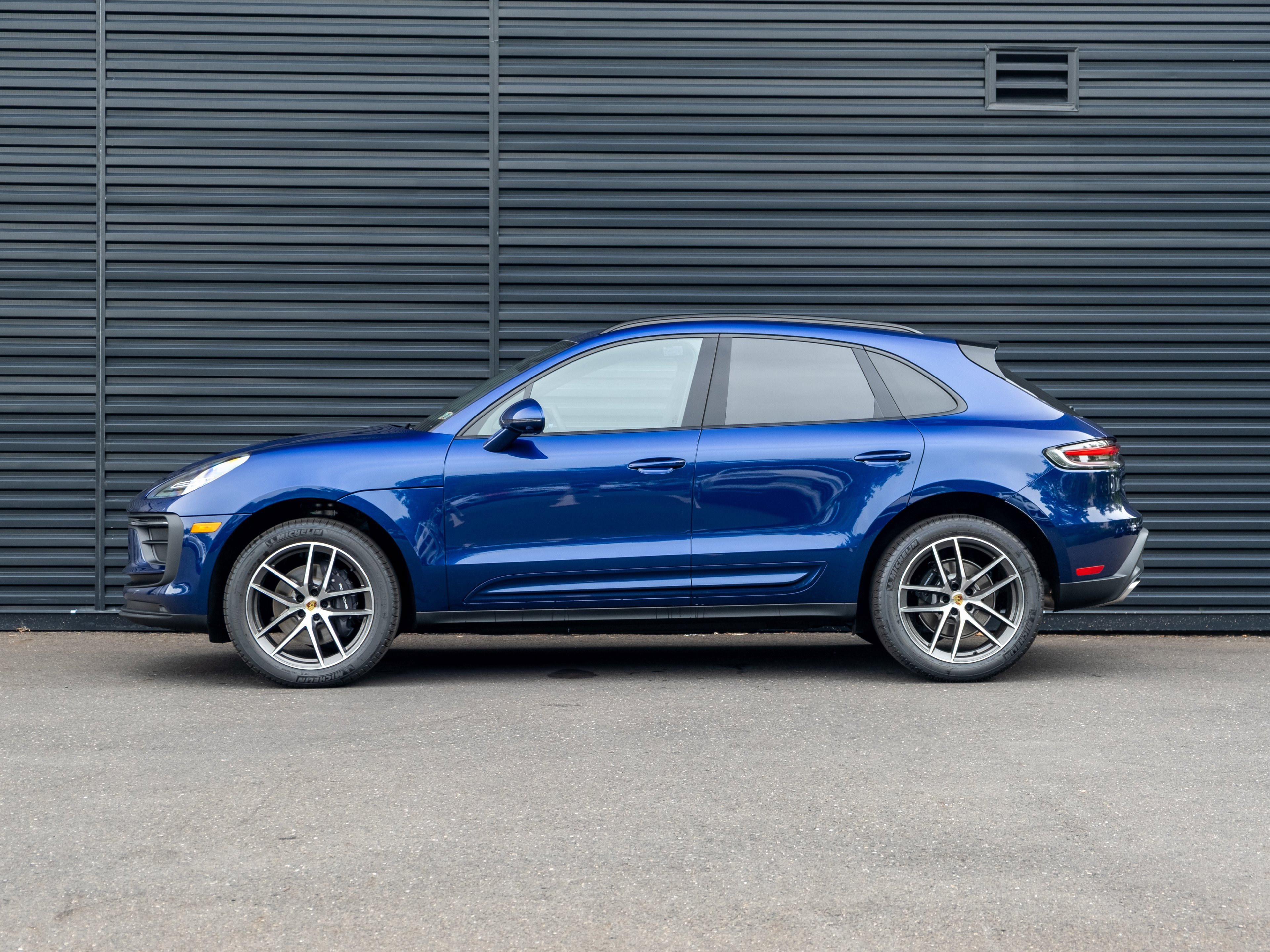 Certified 2025 Porsche Macan image 2
