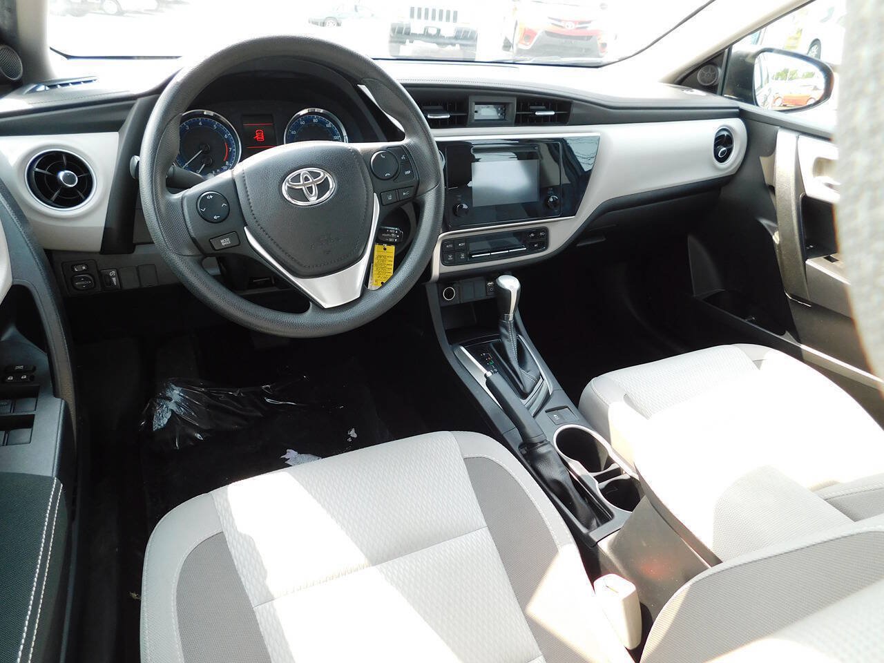 Used 2018 Toyota Corolla LE FWD image 14